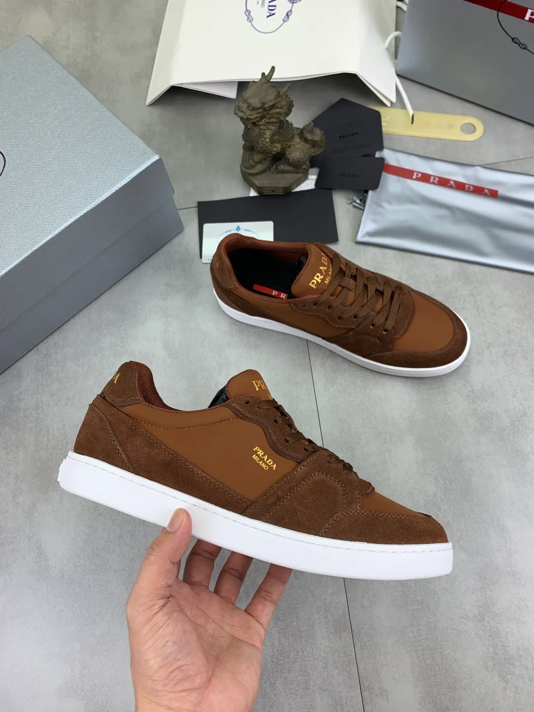 Men's shoes 💰P560💰[New model] The top version is available on the official website, 🆘 The trendy brand (Prada) mainly promotes the popular model, avant-garde and versatile fashionable men's shoes, private version mold opening, cowhide surface splicing 1:1.. Stylish and simple, original imported cowhide lining cowhide feet; the atmosphere and personality are more fashionable, eye-catching and pursuing class. It will subvert the old idea and be a must-have for fashionistas with you! Must keep it for yourself! Tall and comfortable, large and low, high-end quality workmanship. Official website’s new high-end outsole. Size: 38-45. Multiple colors available.